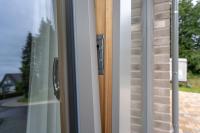 Graue PaXoptima Holz-Alu Fenster und Pfosten-Riegel Konstruktion.
