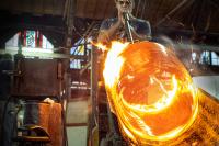Herstellung von mundgeblasendem Fensterglas bei Glashütte Lamberts in Waldsassen