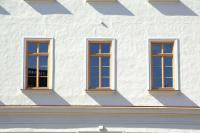 Drei Altbaufenster mit filigranen Sprossen