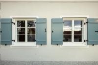 Denkmalgerechte Holzfenster weiss mit blauen Fensterläden