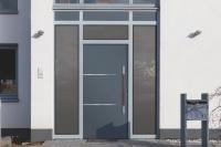 Aluminium-Haustür mit Oberlicht grau