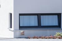 Kellerfenster in anthrazit von außen