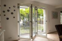 Falt-Schiebe-Tür zum Teil geöffnet