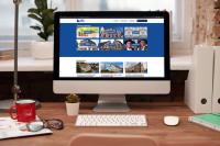 Bildschirm auf Schreibtisch mit Website Fenster im Baudenkmal