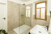 Holzfenster mit Dekorglas in Badezimmer