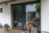 Haustür aus Glas in anthrazit