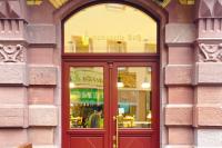 Rote Haustür Altbau Stadthaus Neoklassizismus