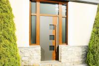 Aluminium-Haustür mit Oberlicht anthrazit und Holzdekor