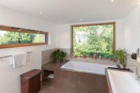 Kippfenster und Festverglasung im Bad