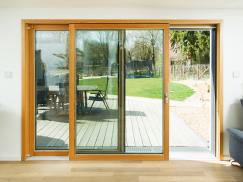 Hebe-Schiebe-Tür Holz-Alu halb geöffnet