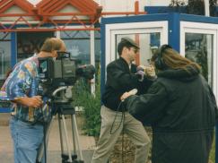 ARD Kamerateam filmt Aufbruchversuch von PaXsecura Fenster