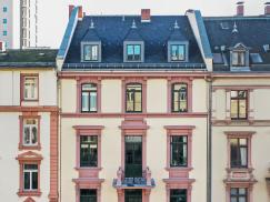 Altbau mit stilechten grünen Fenstern in Frankfurt am Main