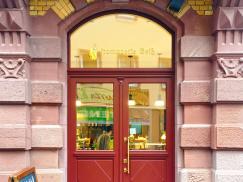 Rote Haustür Altbau Stadthaus Neoklassizismus