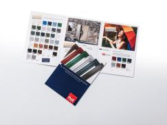 Aufgeklappte Broschüre Aluminiumfarben für Fenster und Haustüren