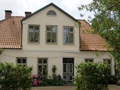 Klosterhof Uetersen mit neuen Denkmalfenstern von PaX Classic