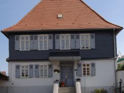 Barockes Fachwerkgebäude in Frankfurt Kalbach mit PaXretro58 Fenstern aus Meranti 