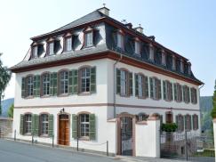Neue PaXpur58 Holzfenster für das Bassenheimer Palais in Oberreifenberg Seitenansicht