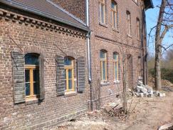 Neue Holzfenster für historische Hofanlage in Leverkusen