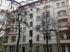 Jahrhundertwende Mehrfamilienhaus mit PaXcontur78 Fenstern aus Kiefer in Berlin