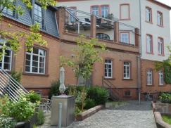 Neue PaXretro58 Fenster aus Eukalyptus und Eingangstür für Stadtpalais in Hochheim Rückseite