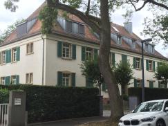 Ehemaliges Offiziersgebäude mit PaXretro58 aus Meranti in Mainz