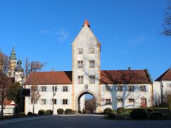 Oberes Tor Klosterhof mit PaXretro58 in Rot an der Rot