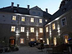 Denkmalgerechte PaXretro58 Fenster für Schloss Neueglofsheim in Thalmassing