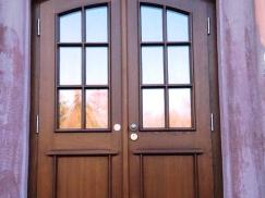 Holz-Haustüren in weiß und braun in Lebach