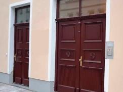 Holz-Haustüren in braun mit Oberlicht in München