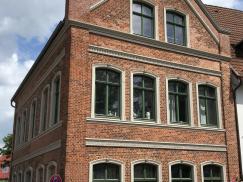 Paxretro68 aus Lärche für ein Eckhaus aus Backstein in Glückstadt