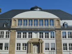 Jahrhundertwendeschule in Leverkusen mit PaXretro78 Fenstern aus Eukalyptus