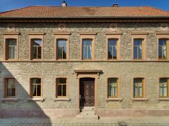 Bruchsteinfassade eines historischen Wohnhauses mit neuen Holzfenstern von PaX