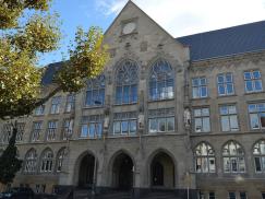 PaXretro78 Fenster aus Kiefer für Gründerzeitschule Hansa Gymnasium in Köln