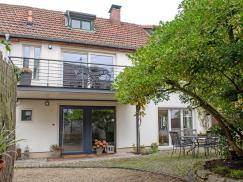 Holzhaustür mit großem Glasanteil in anthrazitgrau mit Seitenteil von PaX