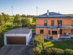 Neubau mit Walmdach und anthrazitgrauen Kunststoff-Aluminium-Fenstern von PaX