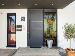 PaXentrée Aluminium Haustür Anthrazitgrau RAL7016 mit Edelstahl-Lisenen und Seitenteil
