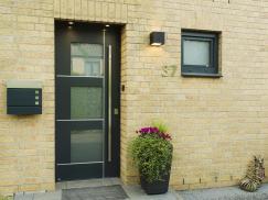 PaXentrée Aluminium Haustür dunkelgrau mit drei großen Lichtausschnitten und Fingerprint-Öffnung