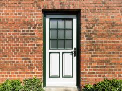 Historisierende Holzhaustür in grün und weiß mit Sprossen 