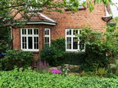 Vorgraten und Erker mit denkmalgerechten Sprossenfenstern von PaX in Hamburger Einfamilienhaus aus dem 20. Jahrhundert