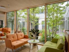 Aufenthaltsraum im Bergischen Hospiz mit Holz-Aluminium-Fenstern und Blick auf Innenhof