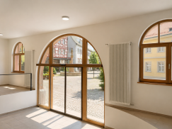 Eingangsbereich mit Rundbogen Fenstertüren PaXpremium78 in der Mediathek Ettenheim