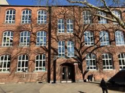 Schulgebäude Holzfenster Sprossenfenster Denkmalschutz