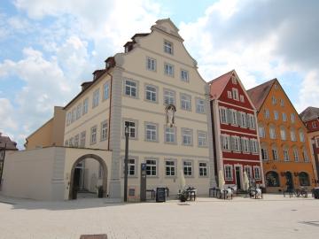 Altbau mit neuen Fenstern aus Holz