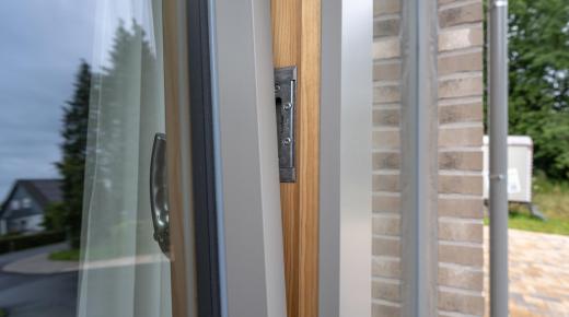 Graue PaXoptima Holz-Alu Fenster und Pfosten-Riegel Konstruktion.