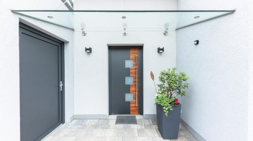 Holz-Aluminium-Haustür in anthrazit mit Glasausschnitten