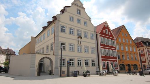 Altbau mit neuen Fenstern aus Holz