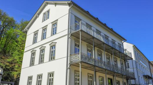 Rekonstruierte weiße Altbaufenster von PaX am Rathaus in Schlangenbad