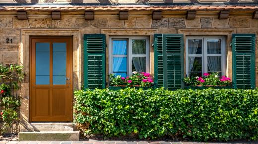 Header Aktion klassische Holz-Haustüren