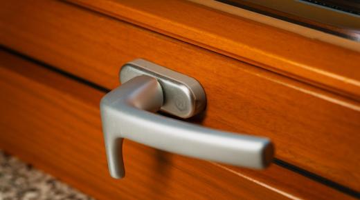 Griff eines Schwingflügelfensters aus Holz