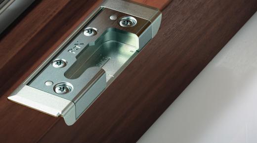 Holzfenster PaXpremium mit eingelassenem Schließteil